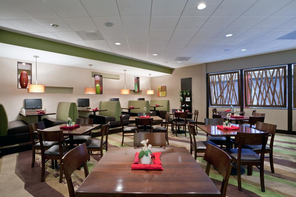 Holiday Inn Olathe Medical Center Bagian luar foto